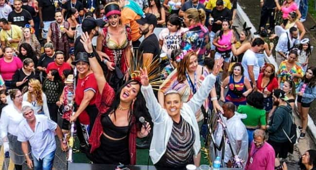 Lisa Gomes, Aritana Maroni, Rita Cadillac e multidão de foliões (Foto: Fernando Lima/FL Drone)