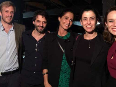 entre os casais Camila Pitanga, Sergio Siviero, Mariana Ximenes e Filippo Cattaneo Adorno