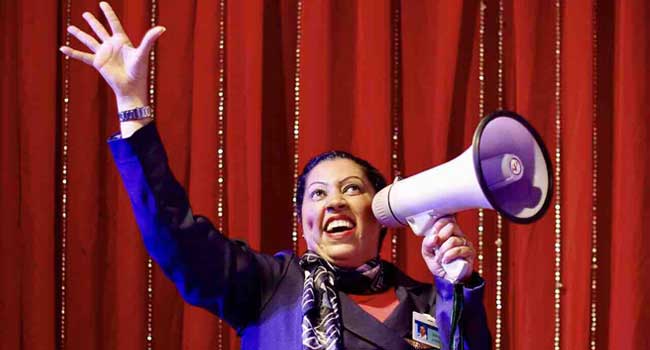 Izabella van Hecke interpreta uma aeromoça que sonha fazer sucesso como atriz. (Foto: Divulgação Nanah Garcia & Augusto França)