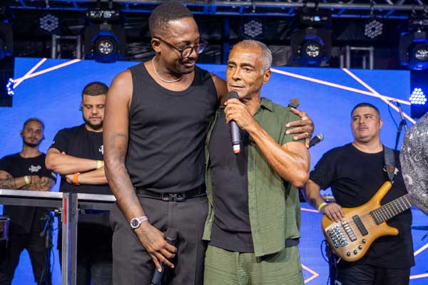 Mumuzinho e Romario no palco (Foto: Frederico Souza)