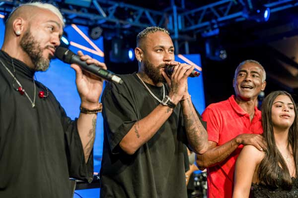 Neymar camtando com Belo e Romário (Foto: Filico)