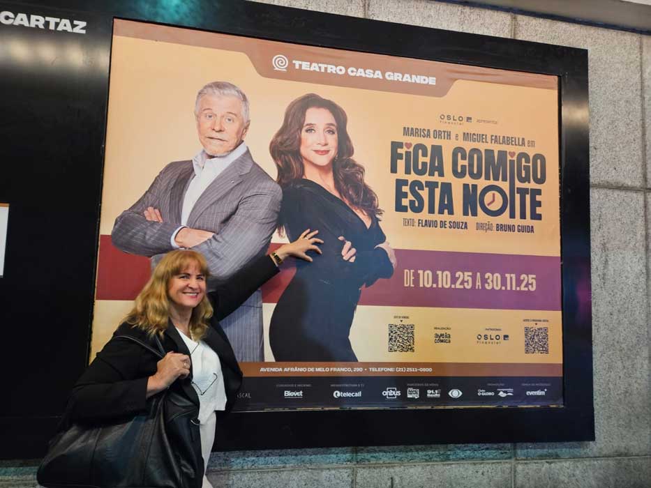 Atriz Luzimar Trottmann prestigia a comédia romântica "Fica Comigo Esta Noite" com Miguel Falabella e Marisa Orth no Teatro Casa Grande, no Rio de Janeiro (Divulgação)