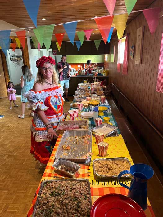 Atriz Luzimar Trottmann em festa Junina na Europa (Divulgação)