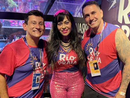 A atriz com os sócios do Camarote Rio Praia, Luiz Phillipe e Bruno Português (Divulgação)