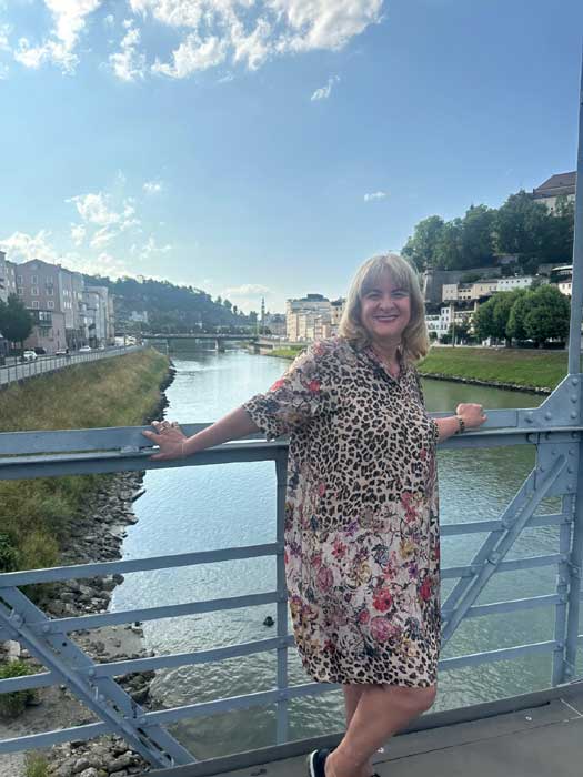 Luzimar Trottmann visita os cenários de A Noviça Rebelde na Áustria - na ponte Mozartsteg (Divulgação)