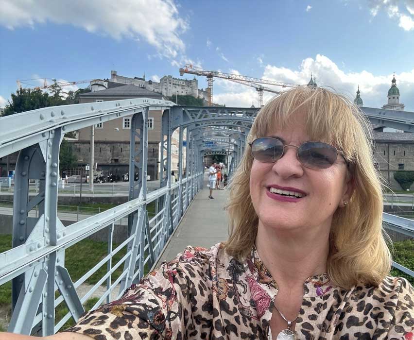Luzimar Trottmann visita os cenários de A Noviça Rebelde na Áustria - na ponte Mozartsteg (Divulgação)