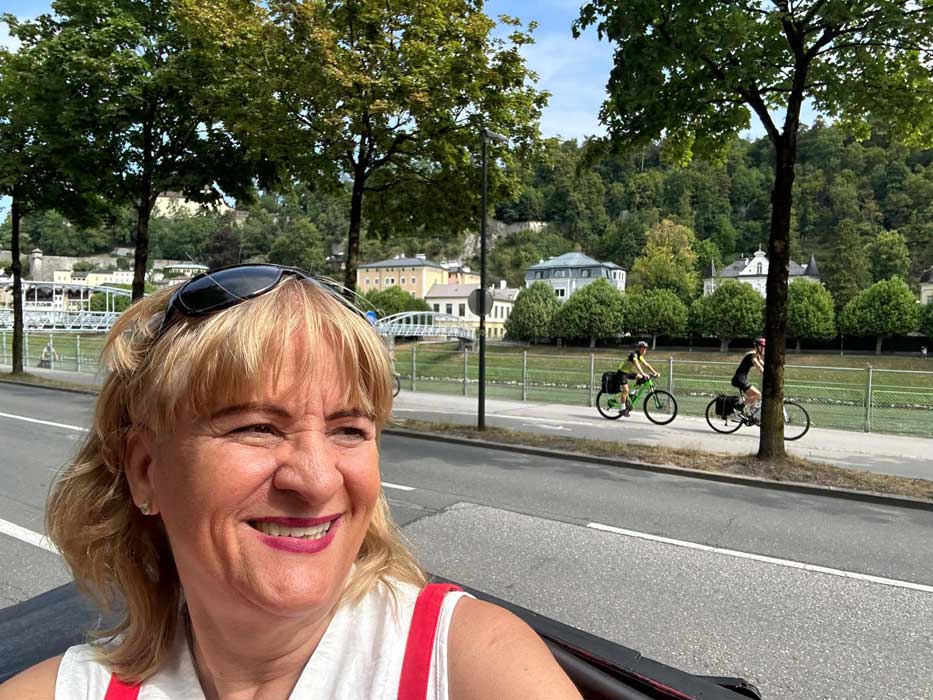 Luzimar Trottmann visita os cenários de A Noviça Rebelde na Áustria - na carruagem como na cena em DÓ - Ré - Mi (Divulgação)