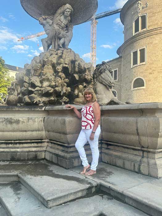 Luzimar Trottmann visita os cenários de A Noviça Rebelde na Áustria - no Residenzplatz (Divulgação)