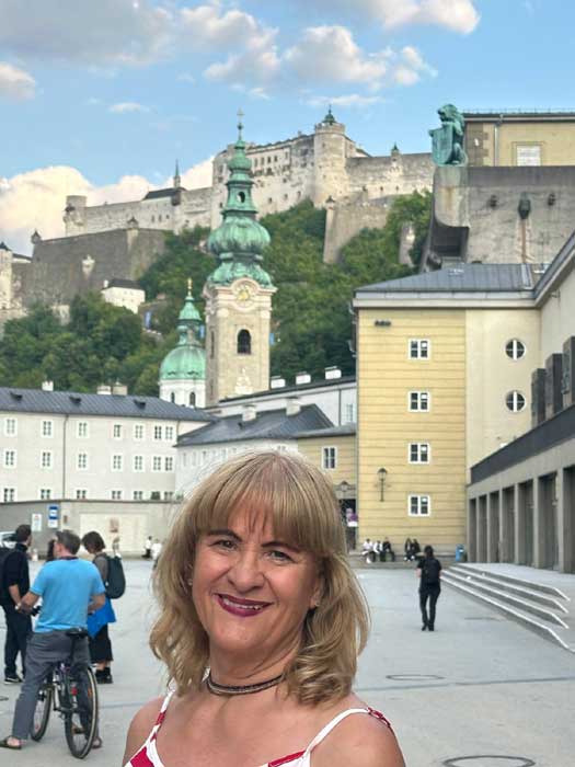 Luzimar Trottmann visita os cenários de A Noviça Rebelde na Áustria - no Residenzplatz (Divulgação)