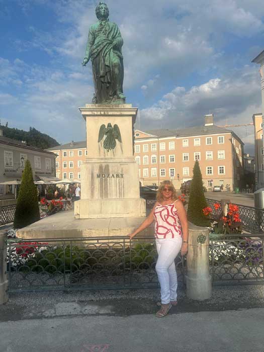 Luzimar Trottmann visita os cenários de A Noviça Rebelde na Áustria - no Residenzplatz (Divulgação)
