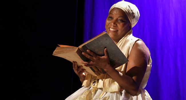 Cyda Moreno em cena Carolina Maria de Jesus (Divulgação)