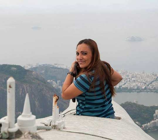 Graça Paes no braço do Cristo Redentor (Reprodução/Instagram)
