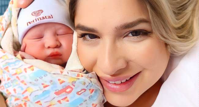 A atriz Claudia Melo e Liam (Foto: Marcelo Mesquita)