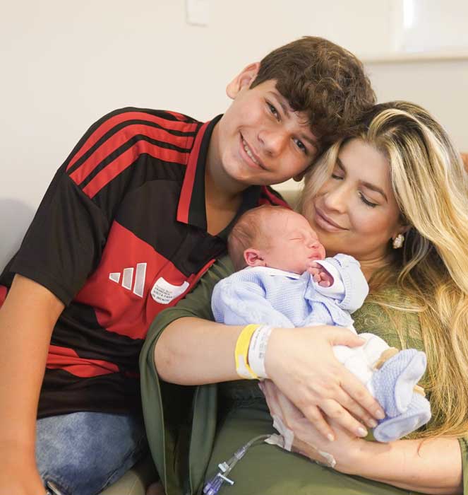 Claudia Melo com os filhos, Liam e o mais velho Edward