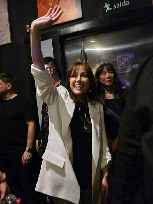 Cantora japonesa se despedindo dos fãs após show