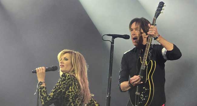 Roxette, com Per Gessle e Lena Philipsson, no palco levando fãs ardorosos ao delírio (Foto: Susan Sasaki)