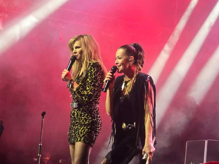 Roxette, com Per Gessle e Lena Philipsson, no palco levando fãs ardorosos ao delírio (Foto: Susan Sasaki)