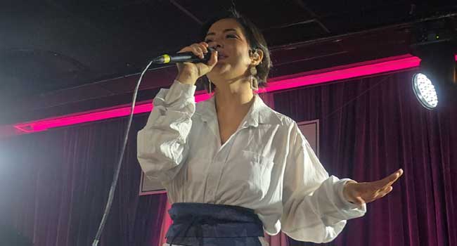 Lissa Martins - Eterna Rouge, no Blue Note São Paulo (Foto: Susan Sasaki)