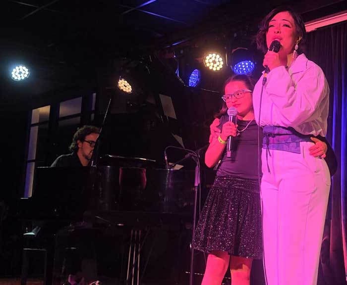 Lissa Martins - Eterna Rouge, e a filha Antonella no Blue Note São Paulo (Foto: Susan Sasaki)