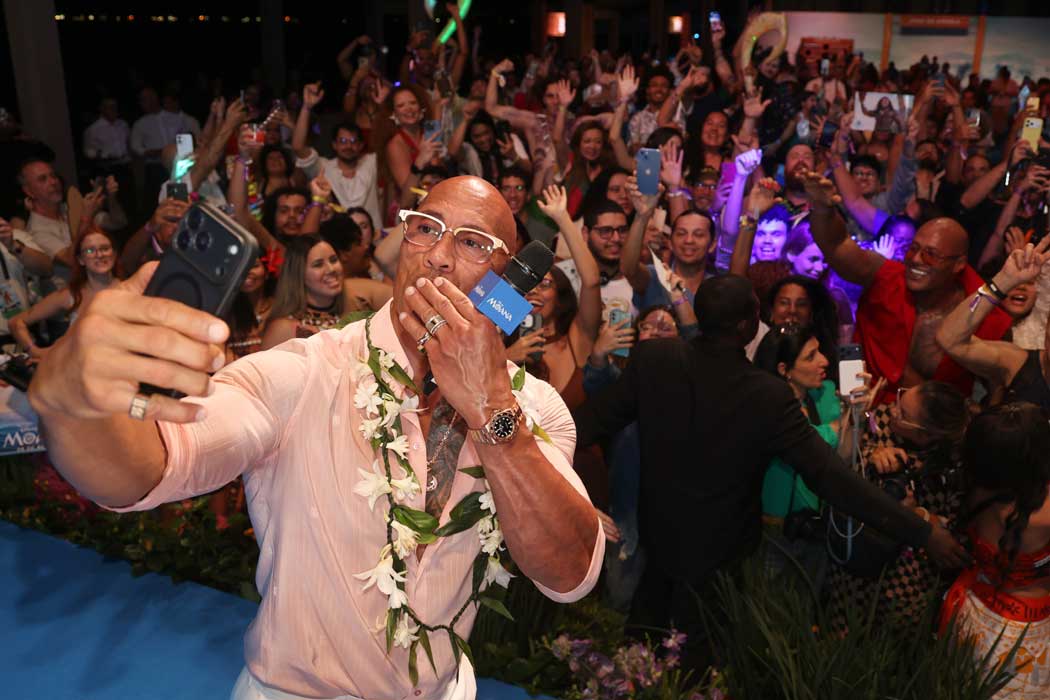 Dwayne Johnson - The Rock lança Moana no Brasil - Selfie com a plateia do Fan Event (Divulgação)