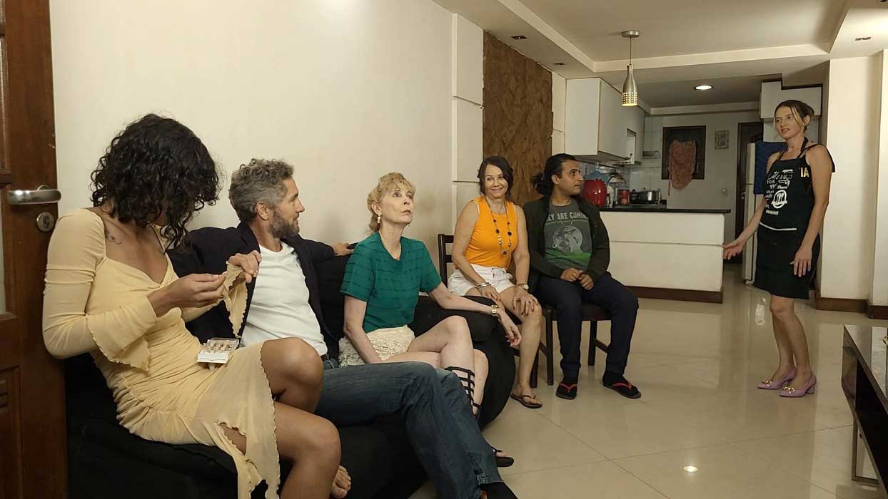 Regina Hadjedje em cenas do filme Pharmakon - O Jogo