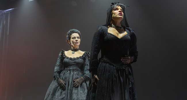 Claudia Ohana e Priscila Fantin em 'As Amantes de George Washington' (Foto: Moisés Pazianotto)