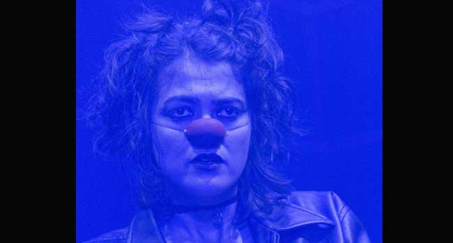 Ana Clara Rotta em A Queda (Foto: Lethicia Galo)