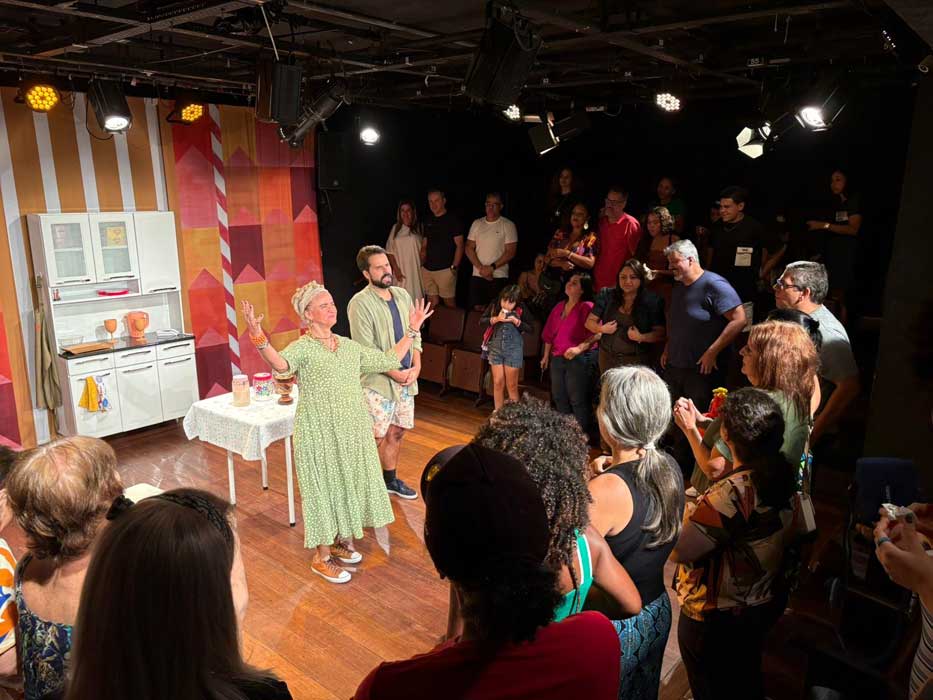 Luzimar Trottmann e Gabriel Sardinha conversam com o público ao fim do espetáculo (Divulgação)