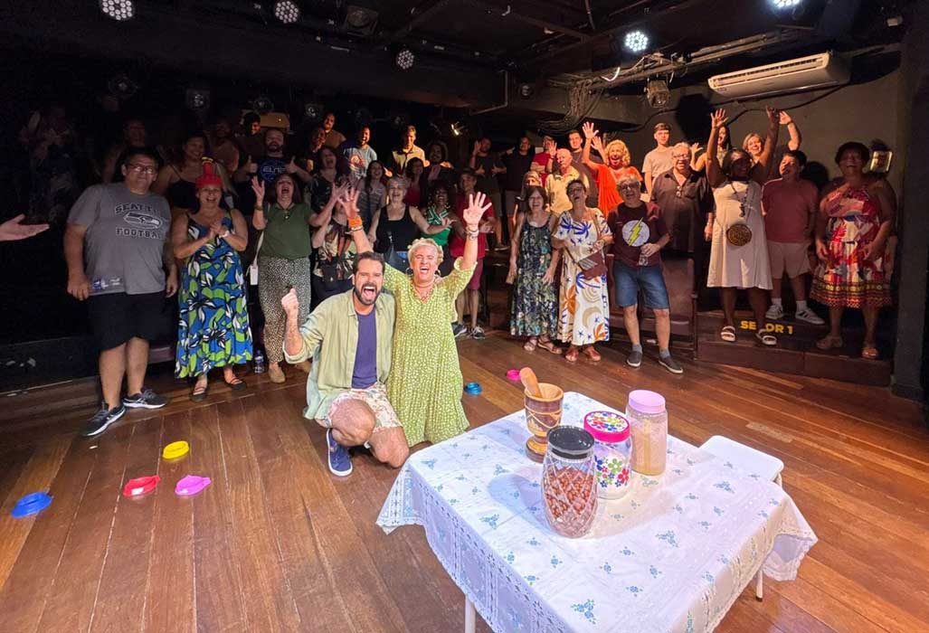 Luzimar Trottmann e Gabriel Sardinha em Selfie com a platéia do Teatro Cândido Mendes (Divulgação)