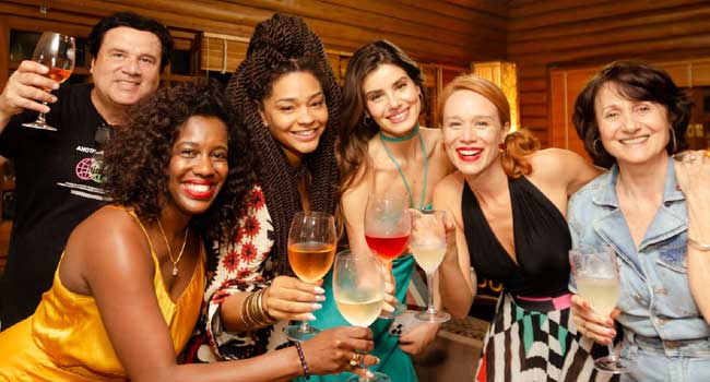 Laércio Fonseca, Maria Gal, Juliana Alves, Camila Queiroz, Mariana Ximenes, Zeze Polessa (Foto: Fabrine)