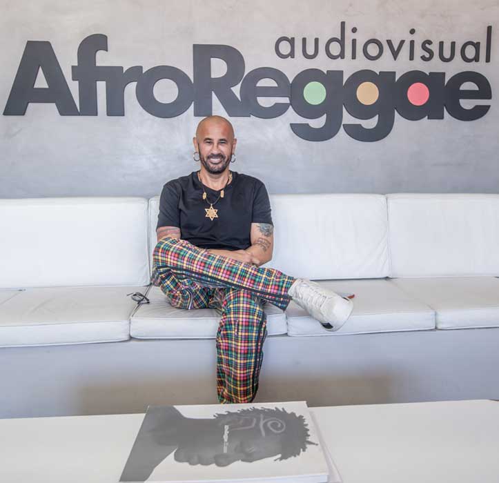 A série foi criada e escrita por José Júnior, fundador da AfroReggae Audiovisual. (Divulgação)