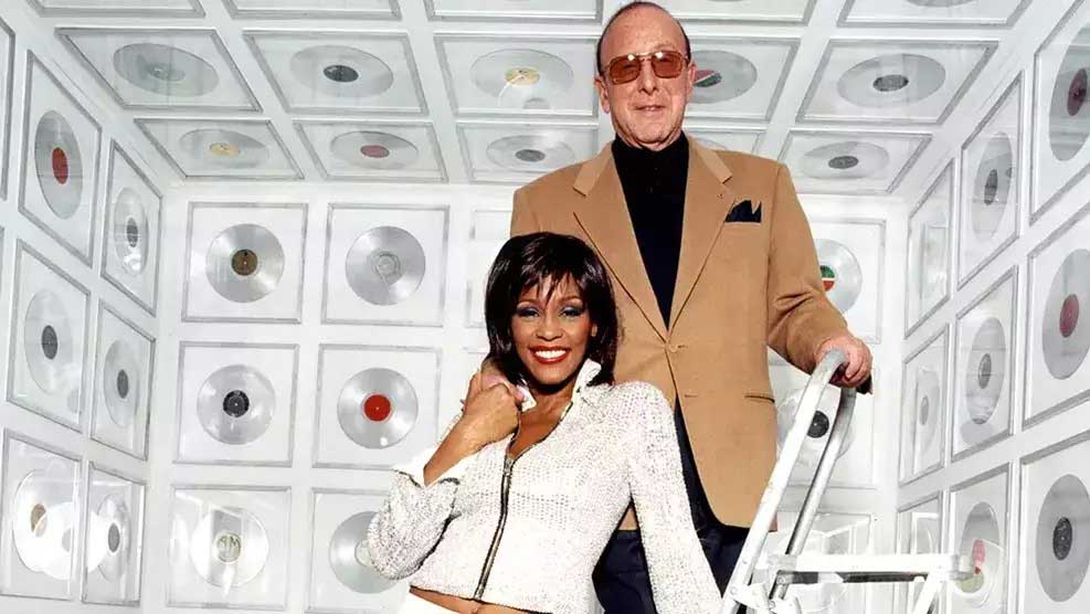 Clive Davis e Whitney Houston - Por Nekesa Mumbi Moody e Maria Sherman para apnews.com (ReproduçãoInstagram)