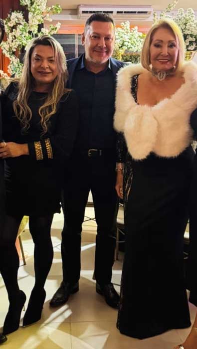 Lucy Regenold Fernandes com os filhos Scheilla, estilista em Mato Grosso, e Marcos Regenold, desembargador de Mato Grosso no L’Apogée 2026 (Divulgação)