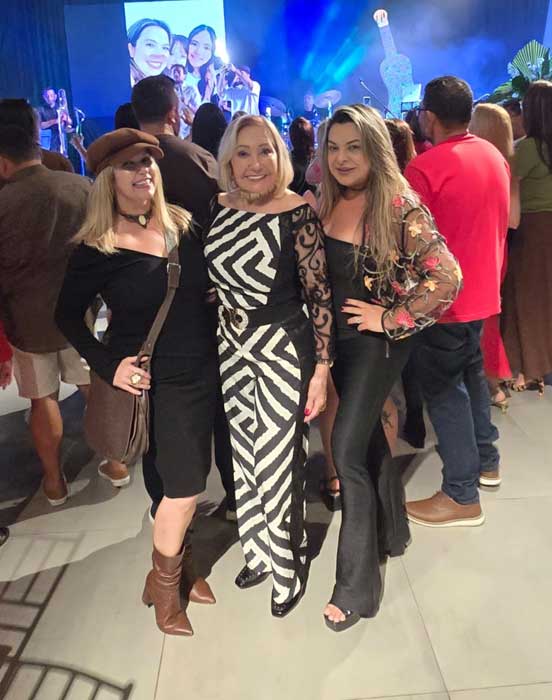 Lucy Regenold Fernandes com amiga e a filha Scheila Regenold no Feijão VIP Cuiabano (Divulgação)