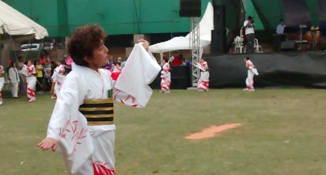 A mãe da colunista Susan divando num número musical japonês.