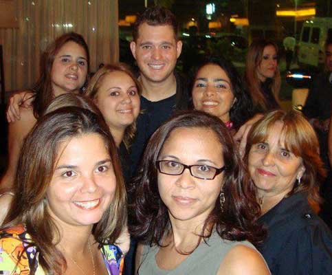 Na foto, Michael com fãs ilustres no After Party, em 2008. (Divulgação)