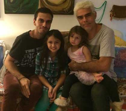 Foto de Nizo Neto com os filhos, postada pela Tatiana Presser, mostra da esquerda para a direita Ryan Brito, Isabela Presser, Sofia e Nizo Neto